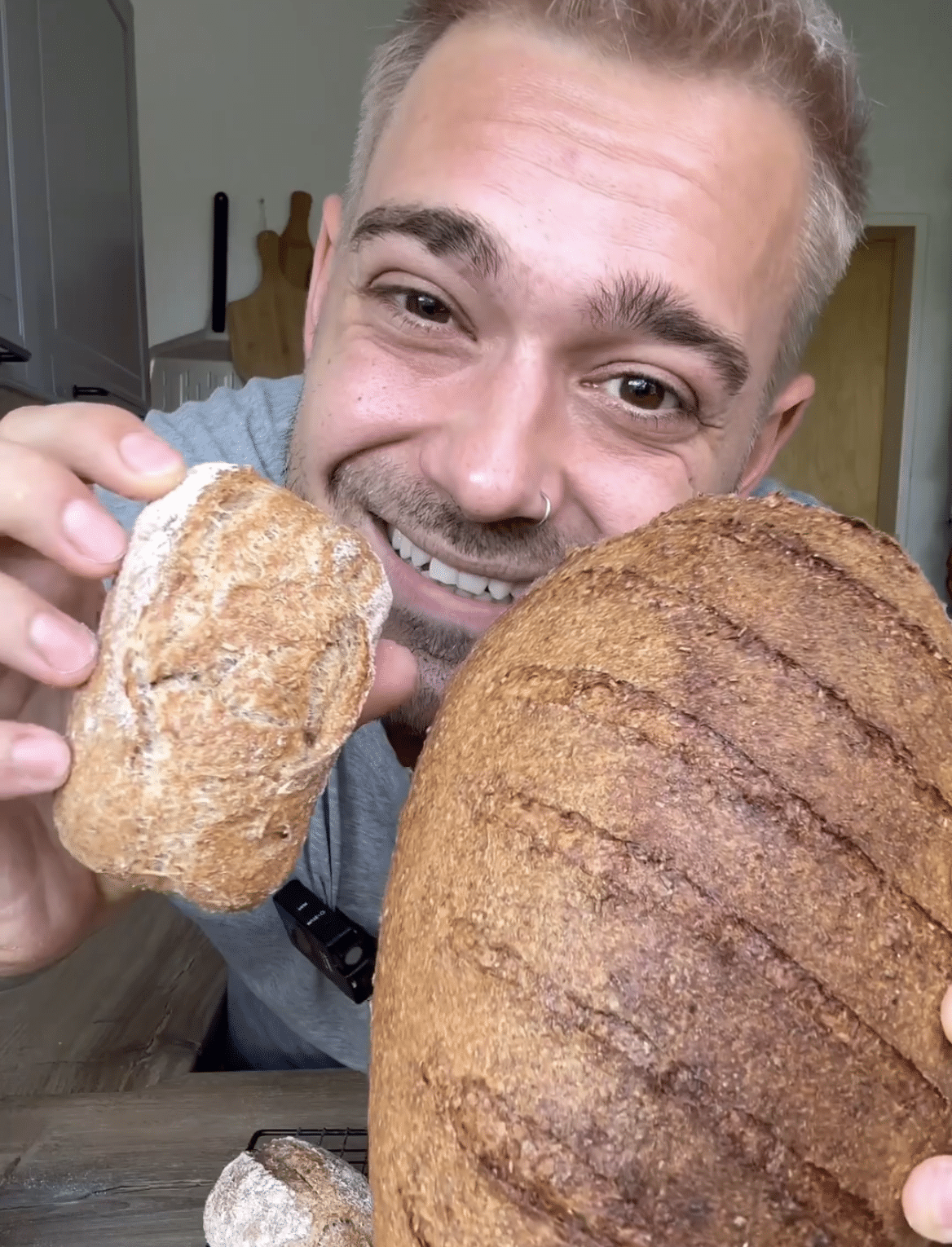 Brotscheiben in einem Laib